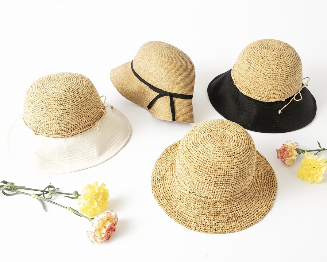 「折りたためるラフィアハット」6930円、「折りたためる日よけハット（ホワイト・ブラック）」各7590円、「折りたためる小ツバハット」10450円