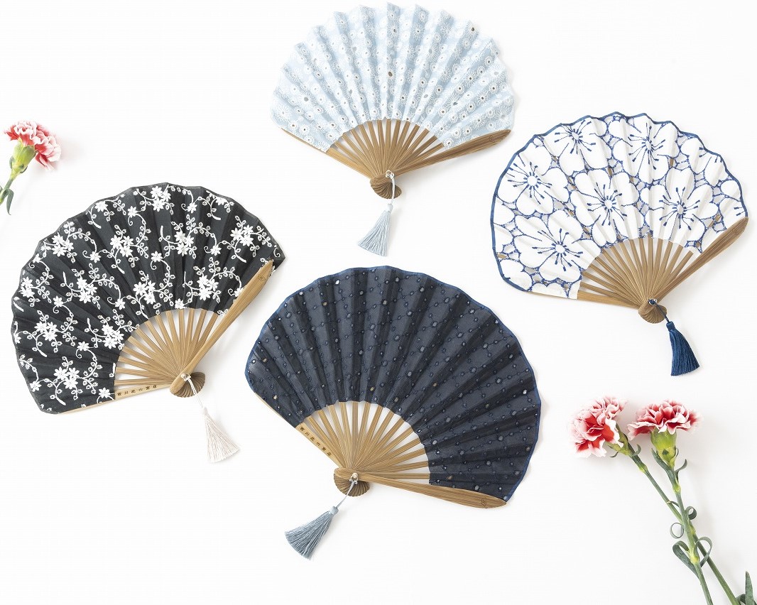 「富山レースシェル扇子（ネイビー×ホワイト・ブラック×ホワイト・サックス・ネイビー）」各4620円