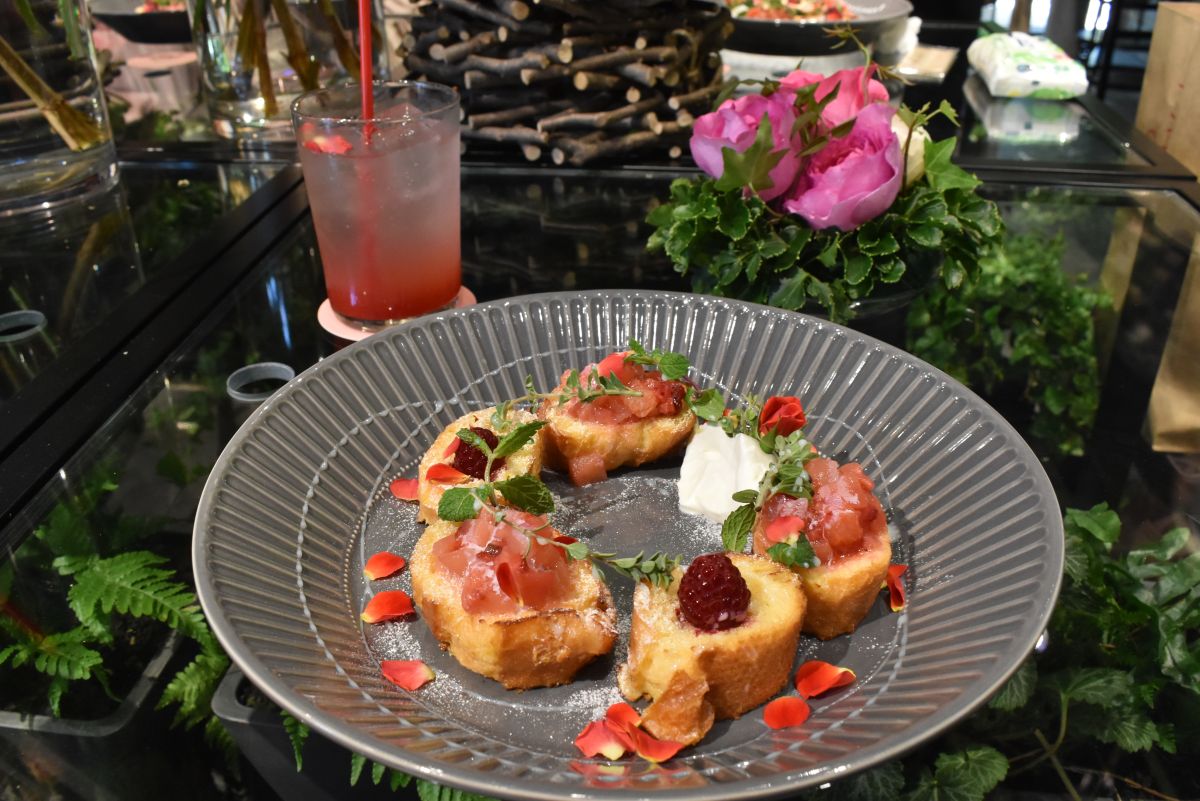 「ローズ＆ローズ」 バラ咲く花かんむりのフレンチトースト＋バラと苺のソーダ2200円(単品 フレンチトースト1650円、ソーダ825円)