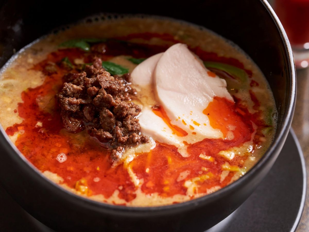 「3種のナッツ香る担々麺」※ランチセットの場合は、特製スムージー付き1400円