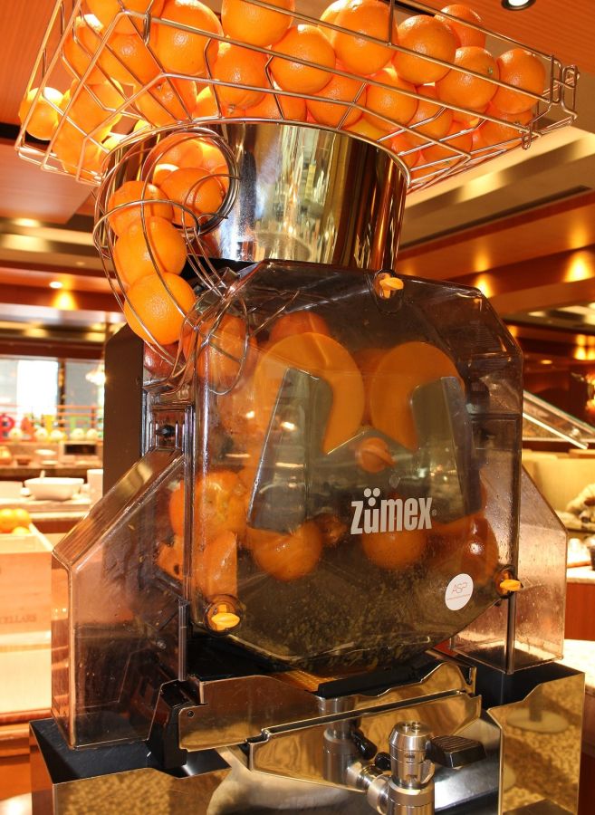 下のレバーを引くと、オレンジがゴロゴロと転がり、ジュースが出てくるんです！