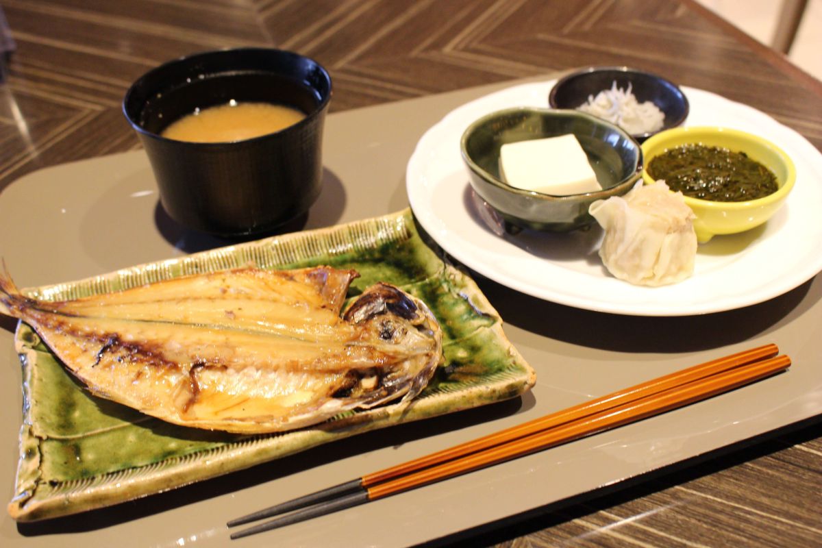 味噌汁の具はナメコとネギ。味噌も神奈川のものを使っています