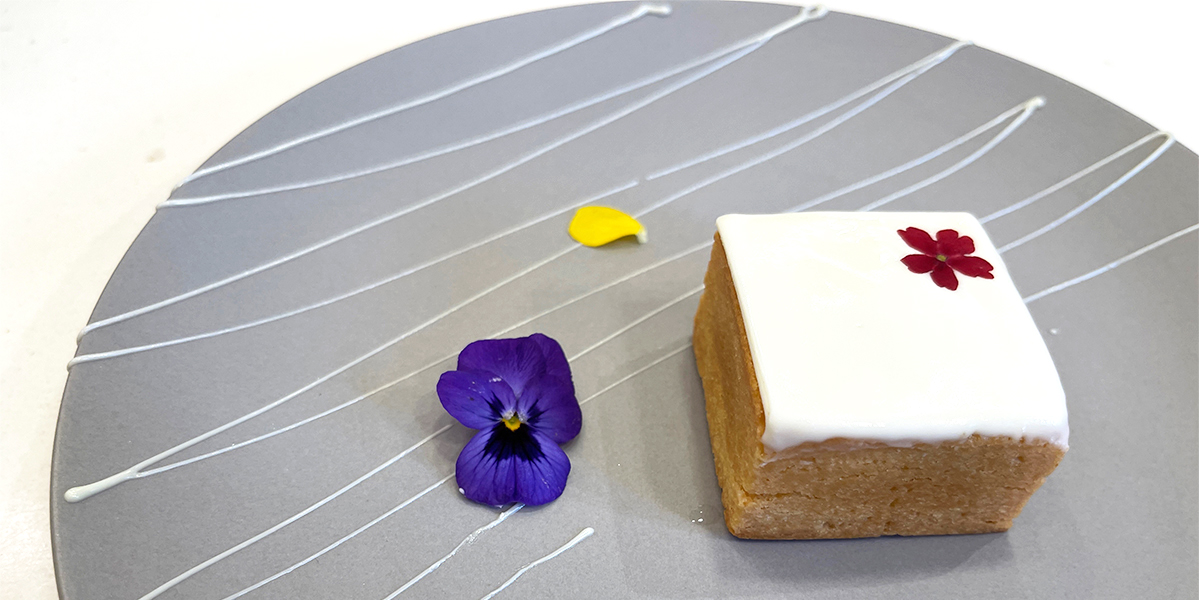 【横浜】都市型農園カフェ「ICONIC STAGE」で摘みたてハーブやフラワーを使ったスイーツを