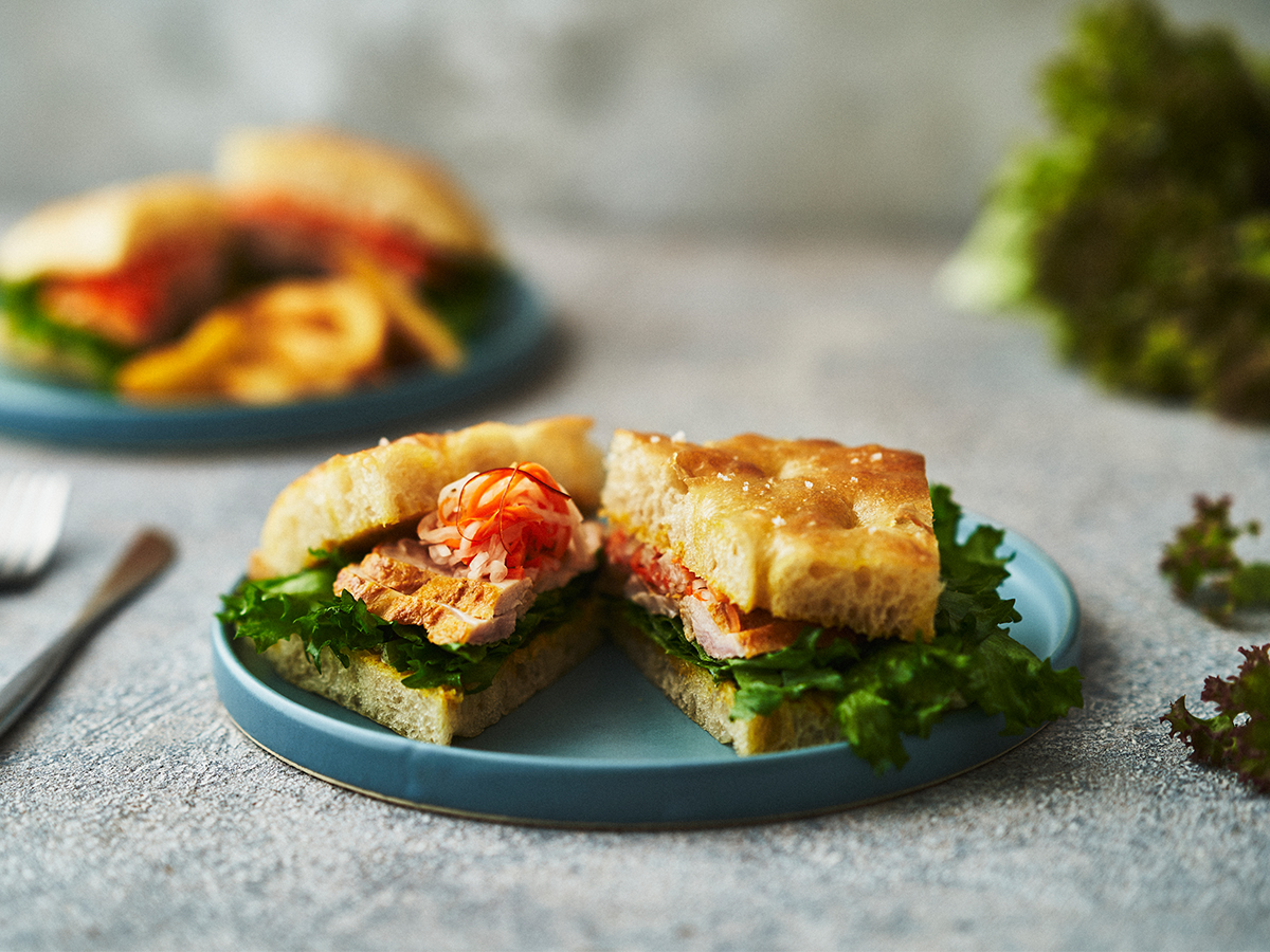 「タンドリーチキン 自家製フォカッチャサンド フライドポテト付」ランチセット 1705円／単品 1485円