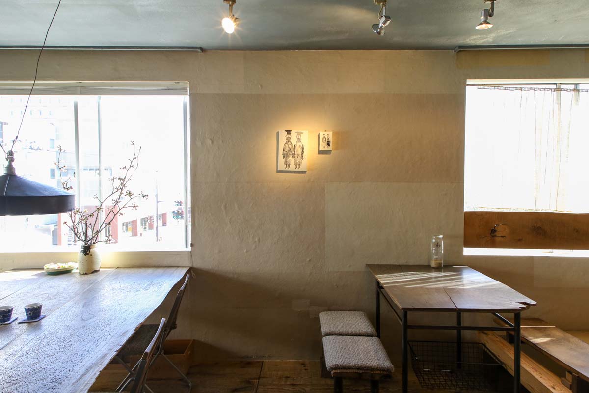 店内はテーブル席やカウンター席、小上がり席など。壁には福島のアーティストの作品が飾られている