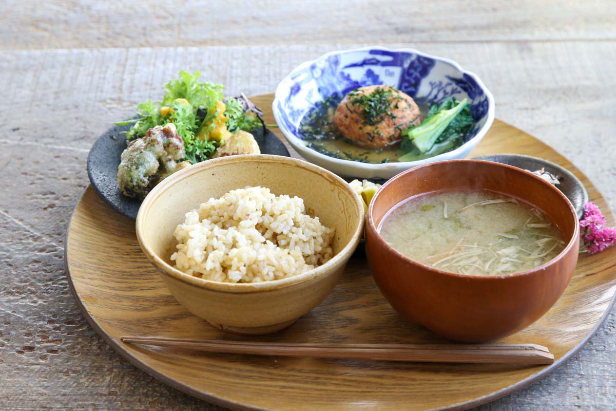 ヒトト定食1550円。ごはん（玄米or七分）、味噌汁、メイン、揚げ物、季節の小鉢が2つ付き、内容は月替わり。この日は香り豆のがんもどき、ブロッコリーと新玉ねぎのフリッターなど。