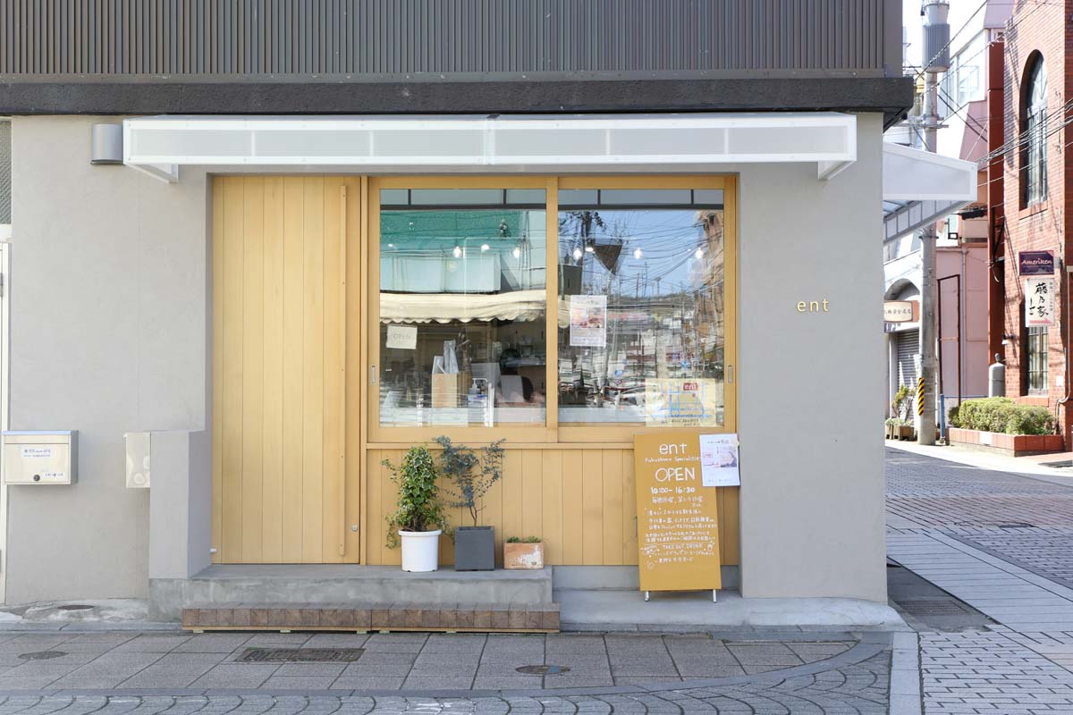 グレーの外壁が目印