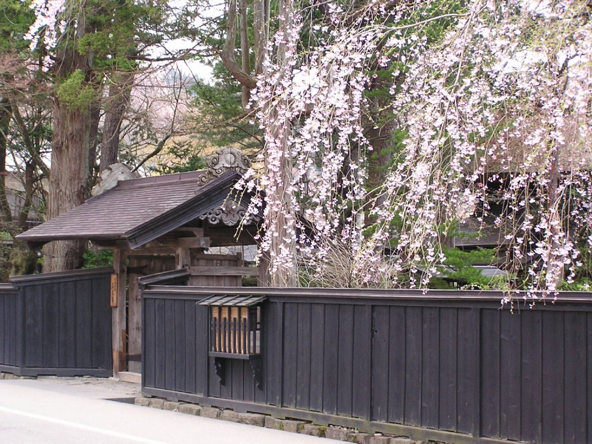 武家屋敷通りは北の内町と南の外町に分かれる。写真は内町の石黒家の様子 