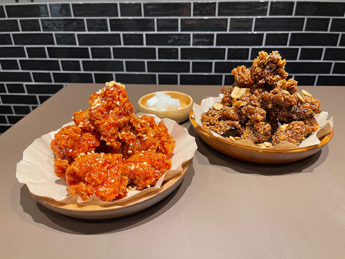 左から「ヤンニョムチキン（Half）」「ブラックアーリオチキン（Half）」各1800円