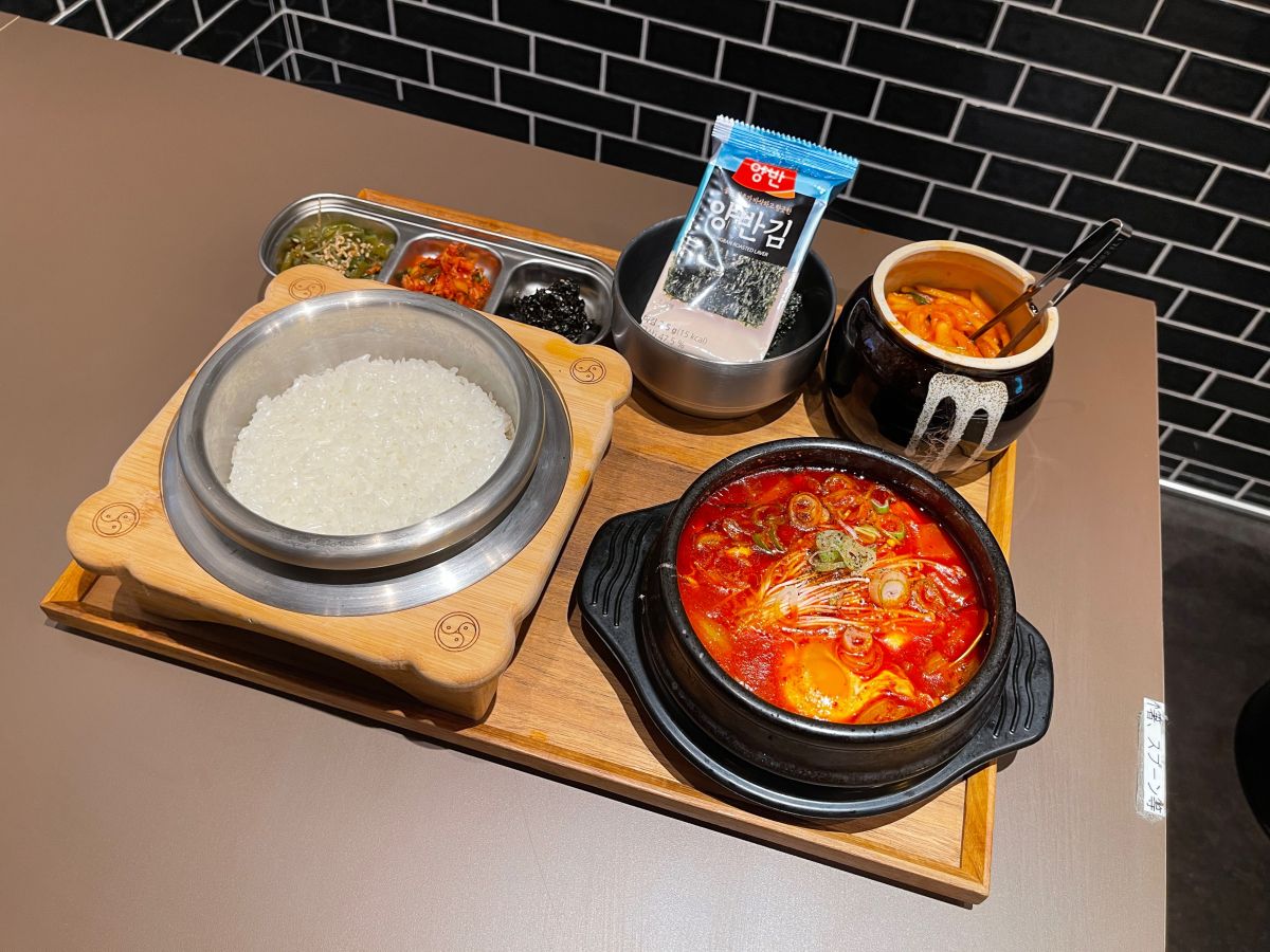 「濃厚スンドゥブ ご飯付きセット（＋パンチャンセット）」1380円  ※TOFUランチセット価格