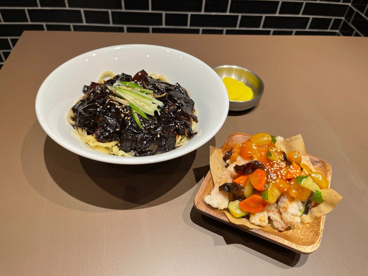 左から「肉入りチャジャンメン」1080円、「タンスユク（韓国風酢豚）」1680円