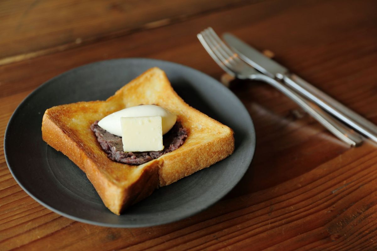 「あんバタートースト ドリンク付」680円（モーニング8～11時のみ）