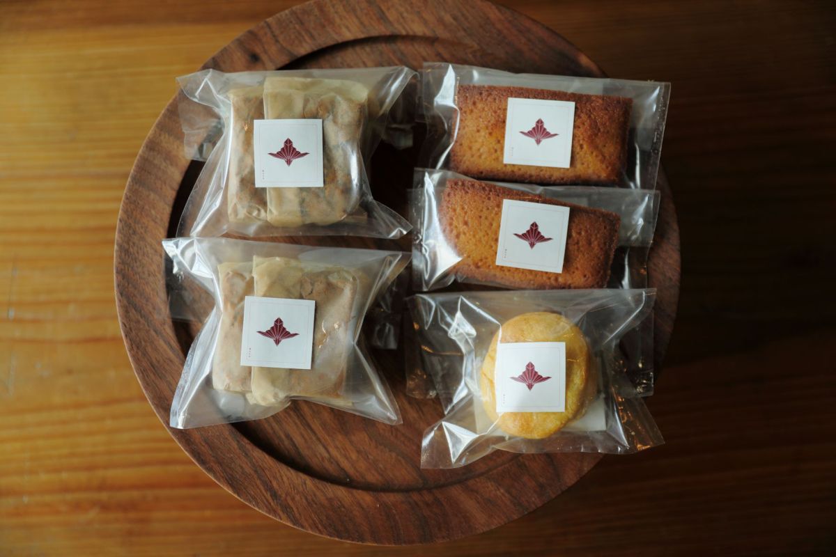 「フィナンシェ オーガニックルイボスティー」108円など、焼菓子各種（持ち帰りのみ）