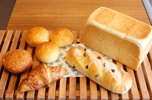 牛乳を練り込んだ「ミニ・レーズパン」400円（右下）は名物のひとつ