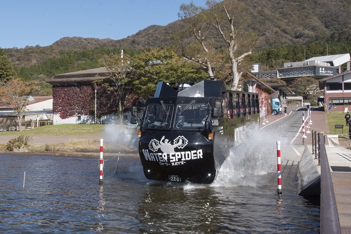 「水蜘蛛」をモチーフにした箱根初の水陸両用バス。箱根園の桟橋からダイブする