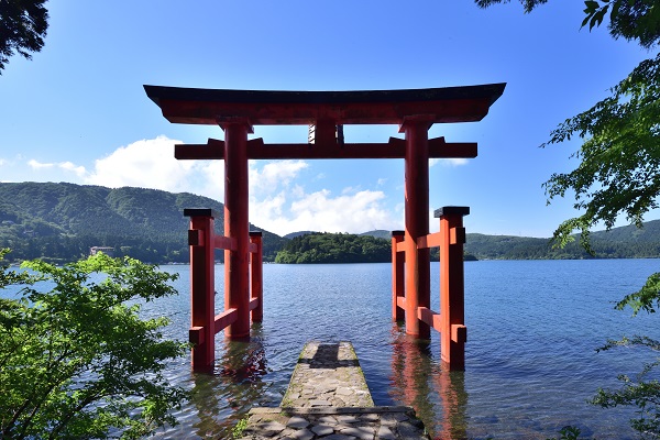 芦ノ湖畔に立つ「平和の鳥居は」フォトジェニックなスポットとして人気