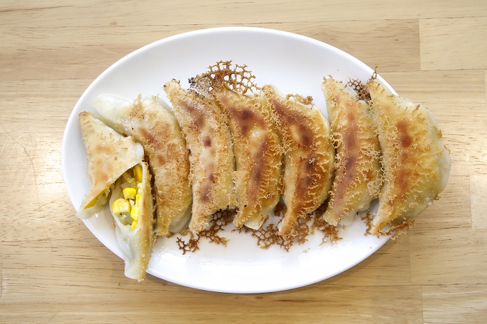 コーンたっぷりの「コーンぎょうざ」単品880円、定食1320円