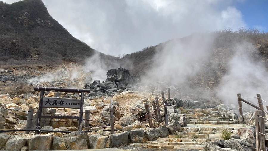 松尾さんいわく「大涌谷はデートにおすすめ。足場が悪いので、手と手を取り合って」