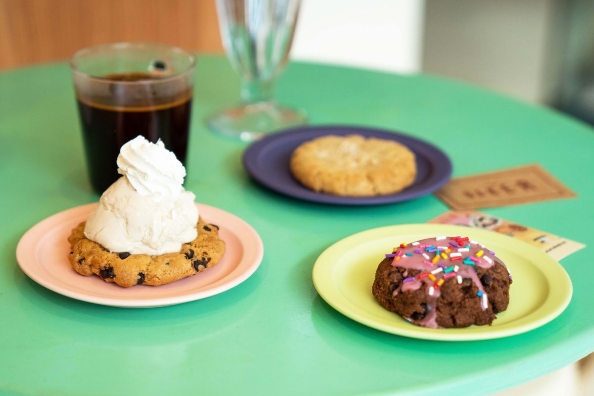 左から「クッキーサンデー」テイクアウト 972円／イートイン 990円、「チョコレートスコッキー」テイクアウト 626円／イートイン 638円 