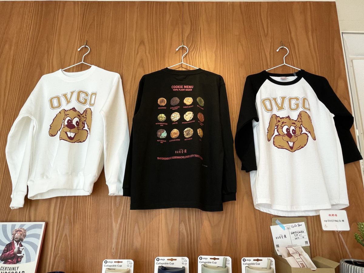 左から「スウェット」8800円、「クッキーTシャツ」6600円、「ラグランスリーブTシャツ」5500円