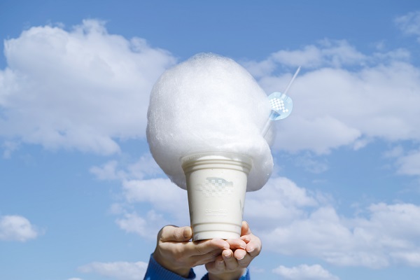 リンゴやバナナのスムージーに綿菓子をのせた「ニューベル」750円