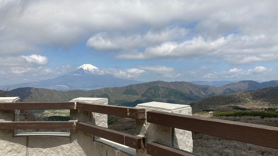 噴石を耐えるためのシェルターを設置。4号シェルターには屋上展望台もある