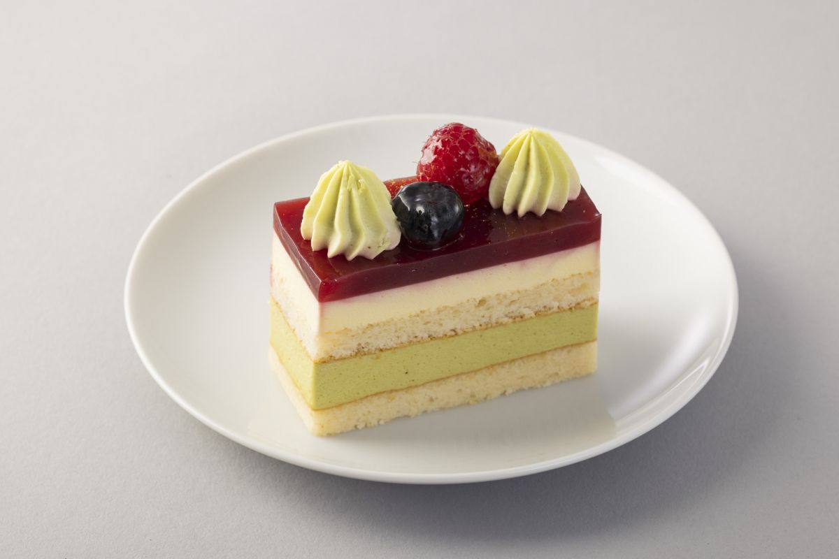 東京會舘「ピスタチオとラズベリーのムース」1個594円　※季節限定