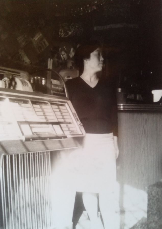 創業者の白井雪江さん。西区伊勢町にあった店舗での写真