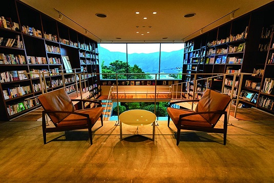 本棚の間にある椅子