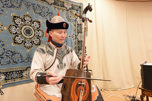 馬頭琴を弾くひと