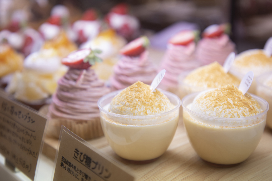 「きび糖プリン」324円（写真手前）