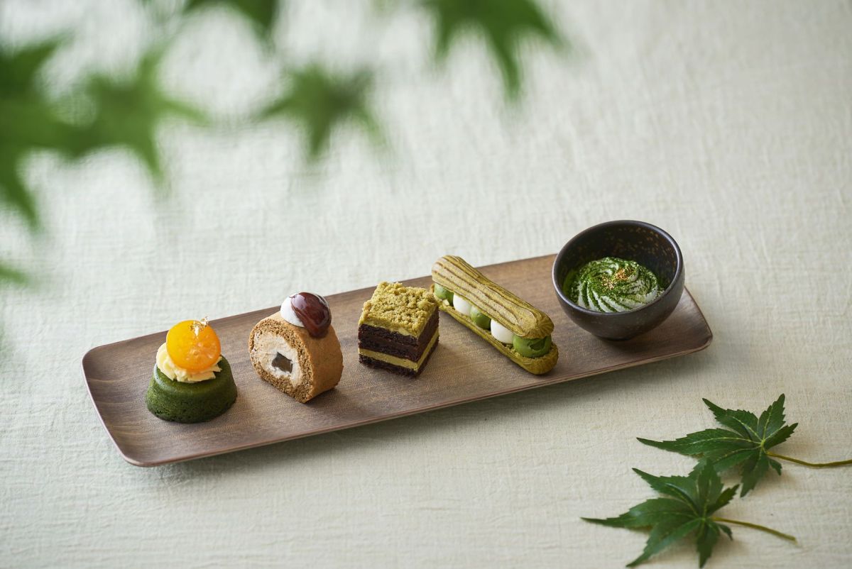 （左より）宇治抹茶テリーヌ／宇治ほうじ茶ロールケーキ／宇治玄米茶オペラ／宇治抹茶エクレア／宇治抹茶ティラミス