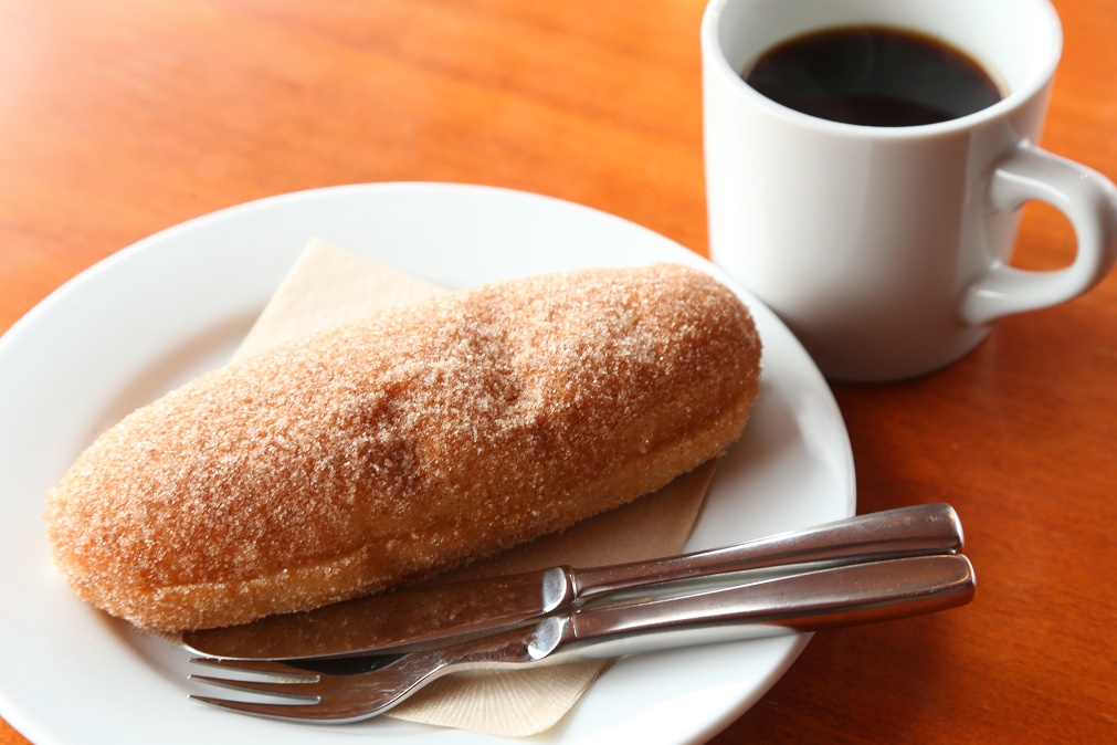 「シナモンシュガー揚げパン」390円、「ホットコーヒー」390円（セットで750円）