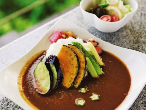 「本格派のカレーライス・サラダ付き」800円、ドリンクセット1150円