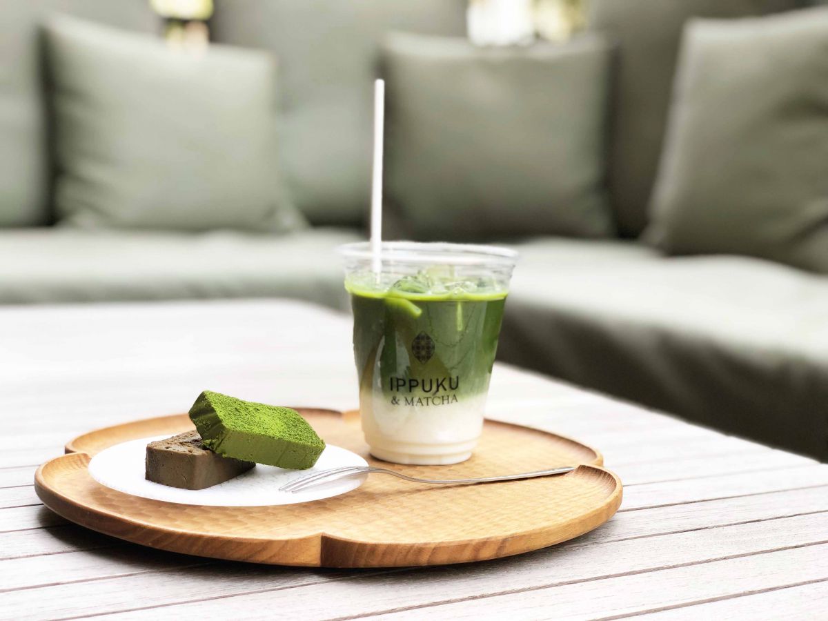 左から、「宇治抹茶＆ほうじ茶のテリーヌセット」700円、「抹茶ラテ」650円