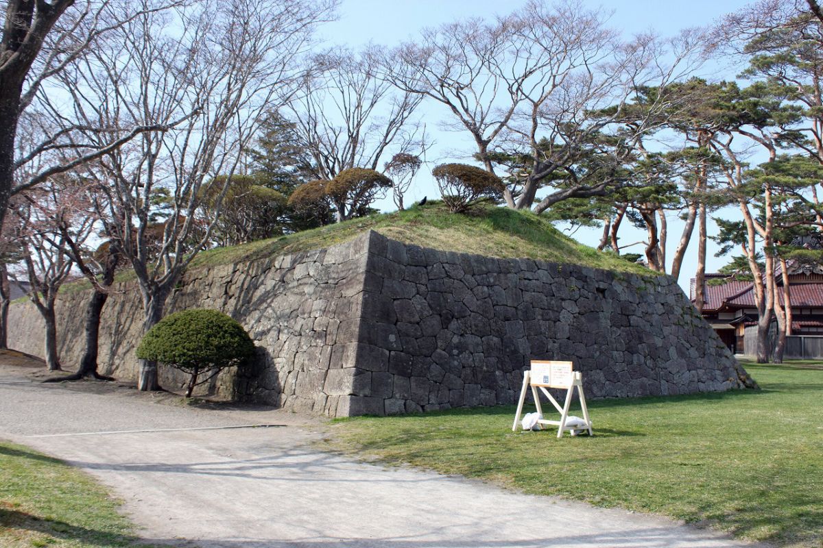 見隠し塁（みかくしるい）