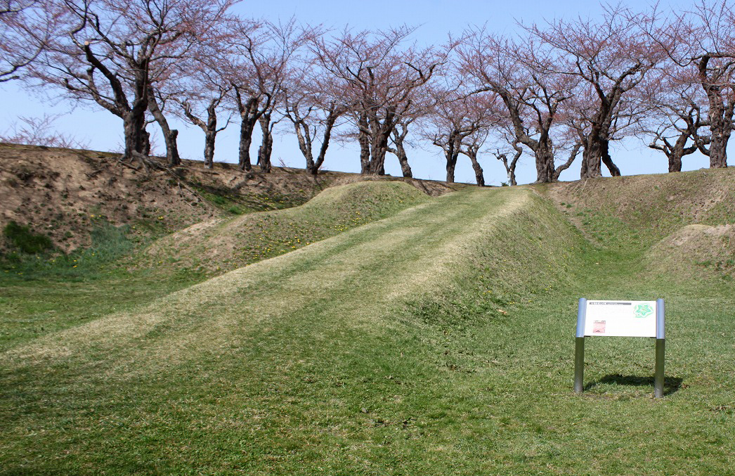 箱館戦争の時、大砲を運ぶために造ったとされる坂。