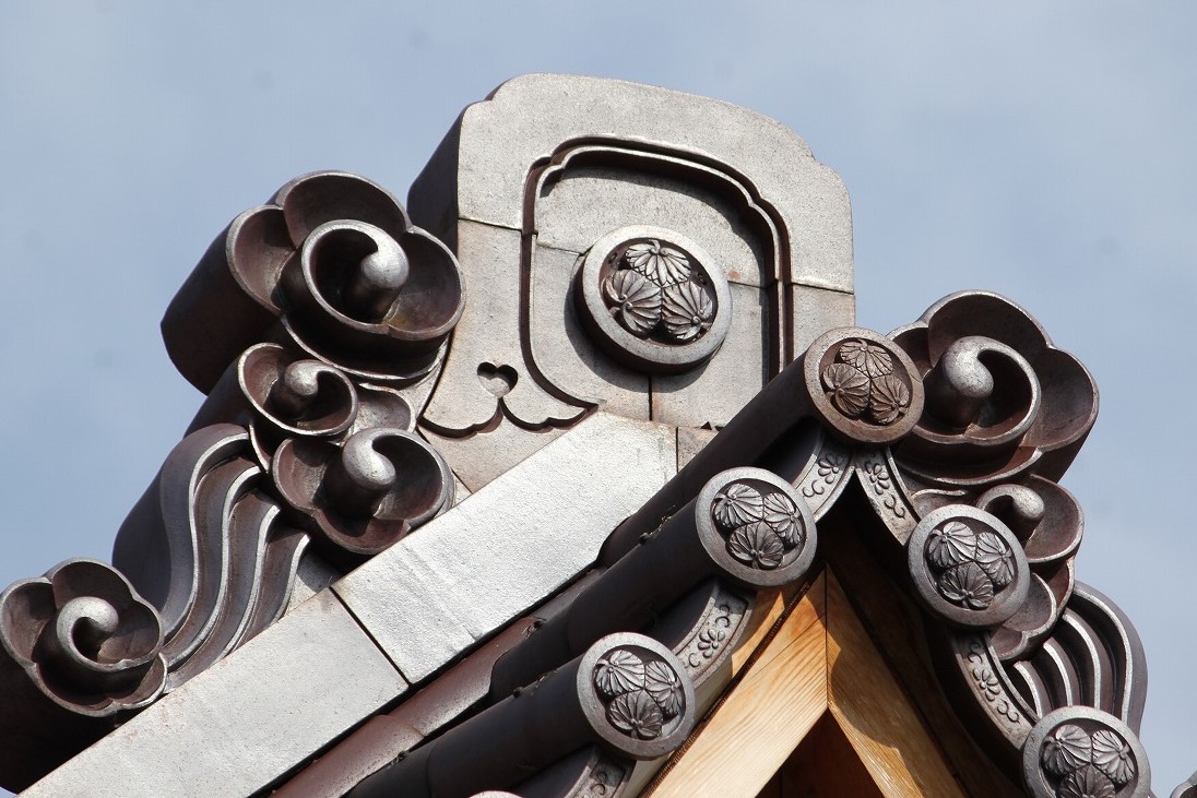 箱館奉行所玄関上の「葵の御紋」