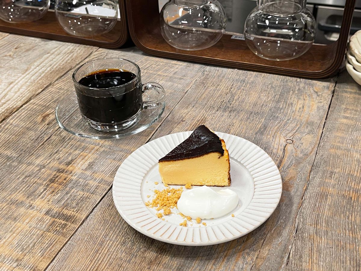 「バスクチーズケーキ プレーン」600円、「ダッチコーヒー」550円