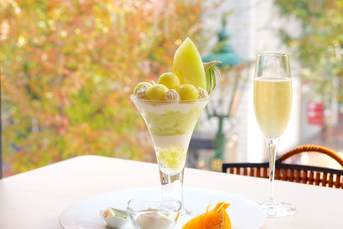 「マスクメロンのパフェ」2420円、「スパークリングワイン（白）」グラス770円