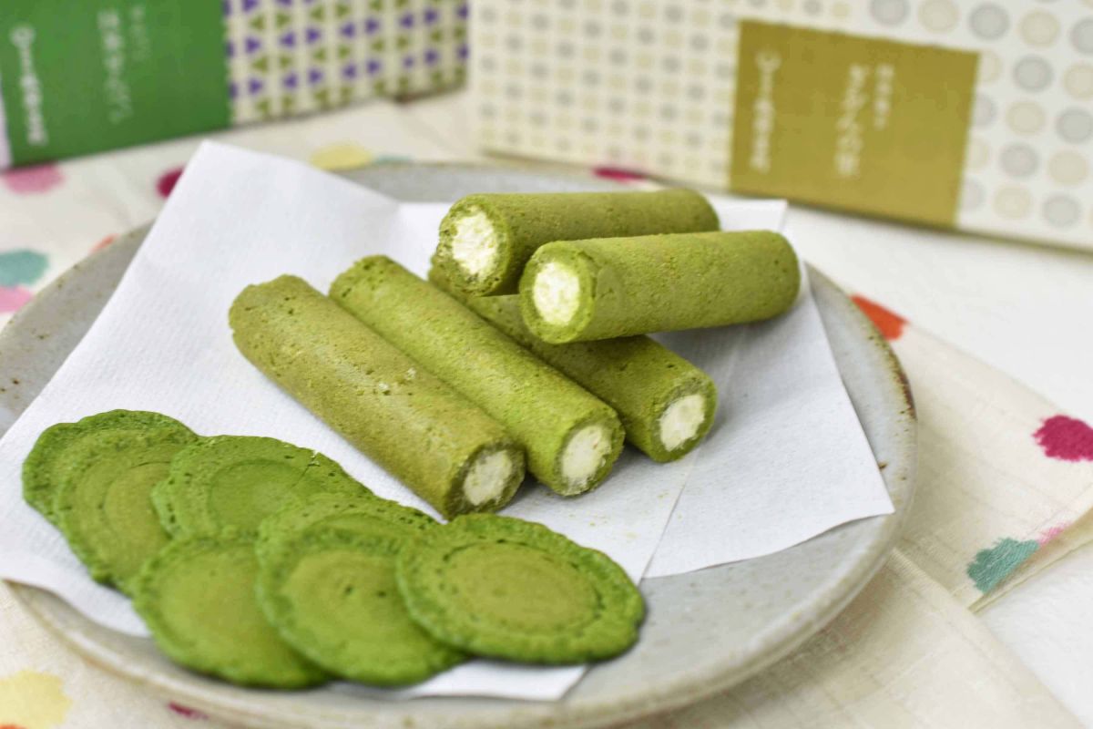 左から「抹茶せんべい」35g 432円、「ぎおんの里」15本 648円