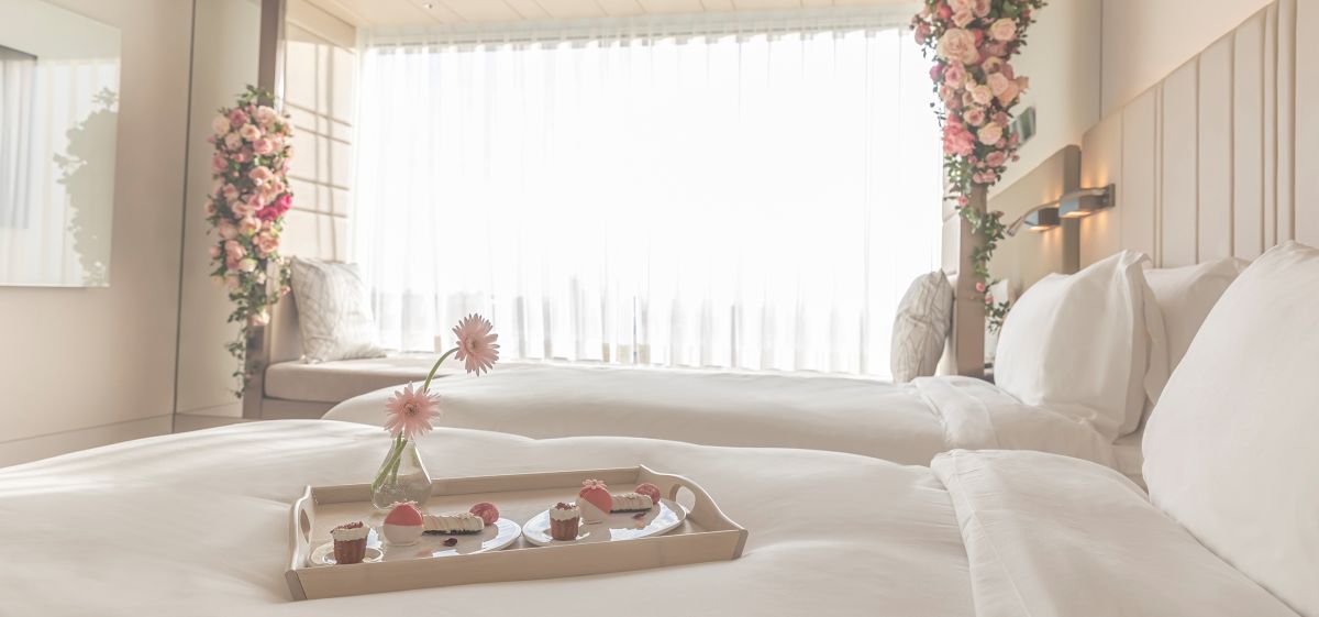 【ザ・プリンスギャラリー 東京紀尾井町】ピンク色のローズがあふれるお部屋で“フォトジェニック旅”はいかが？