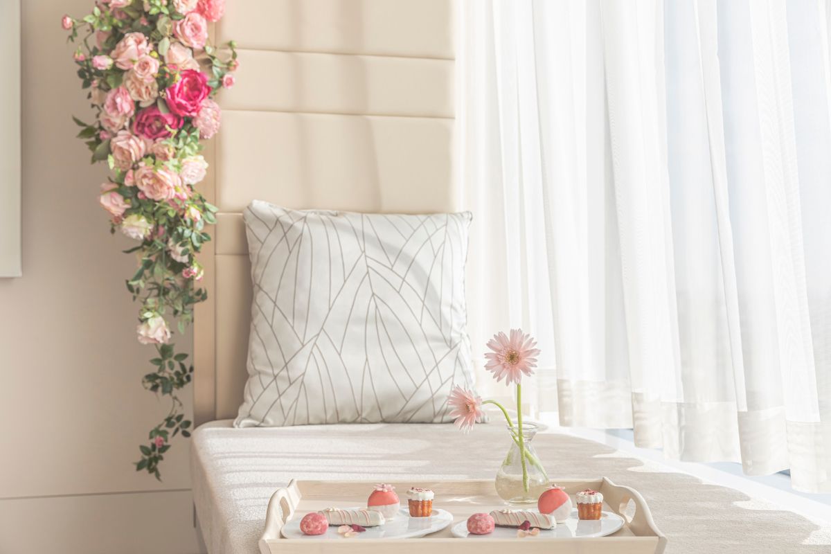 ローズのフラワーアートとスイーツ イメージ