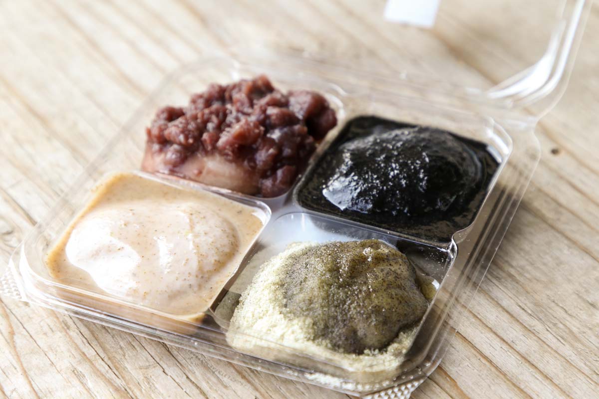 名物・展勝地もち。写真はミックス（あずき、ごま、くるみ、きな粉）600円