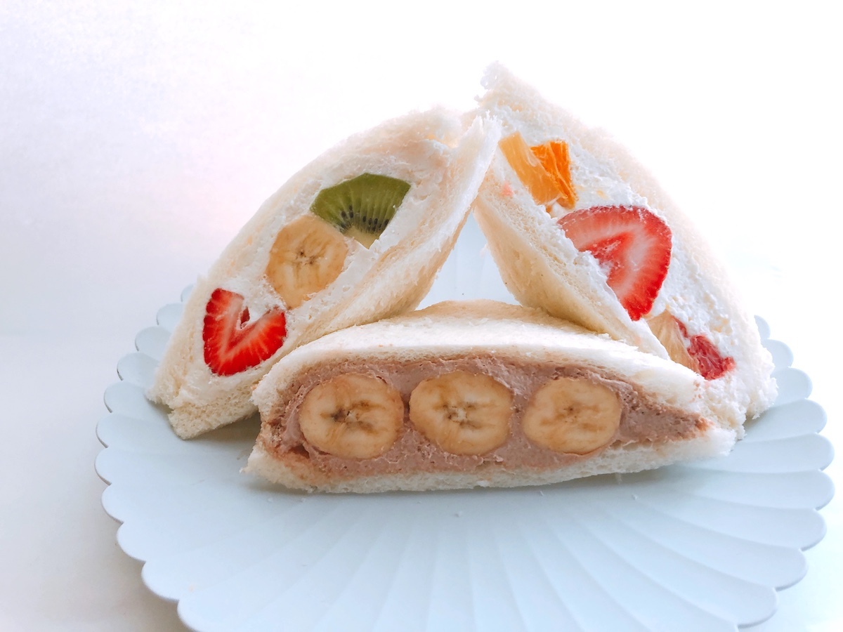 手前から時計回りに「チョコバナナ」400円、「もとやのフルーツサンド」450円、「ミックスサンド」450円