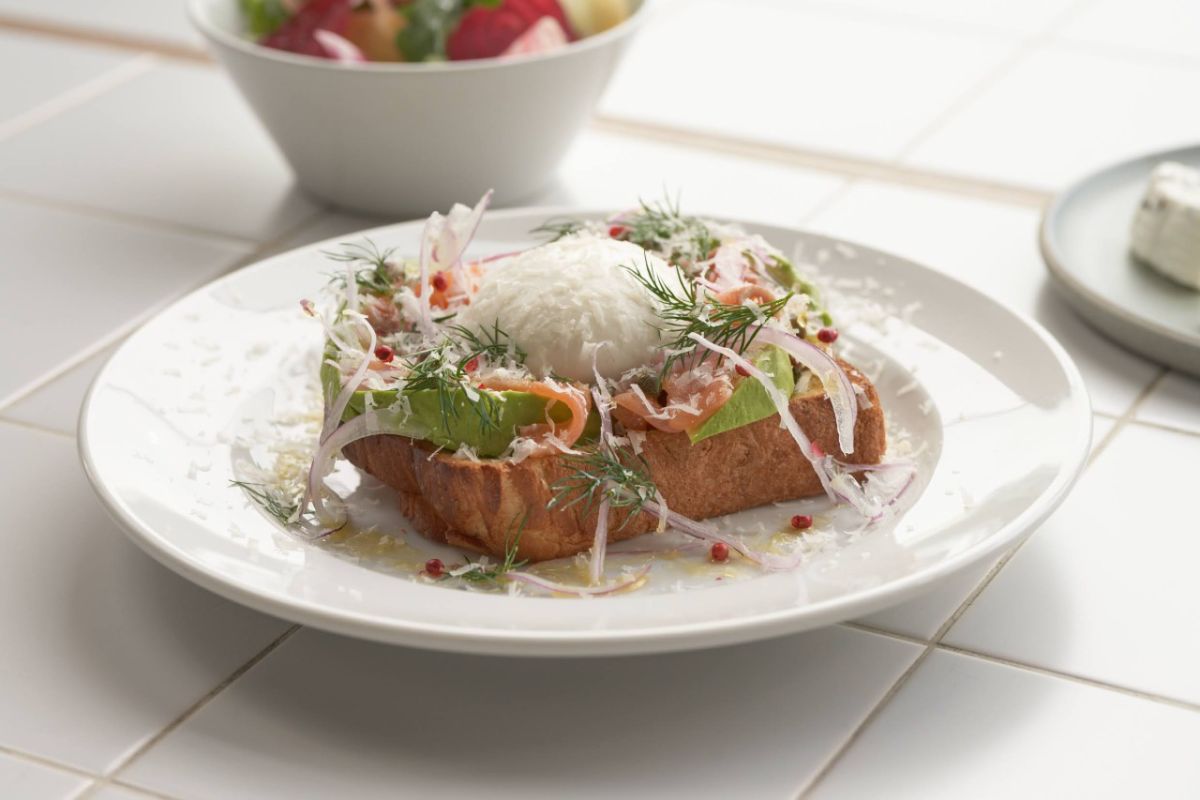 つくりたてブッラータオンザブレッド2200円（東京野菜のガーデンサラダ、つくりたてチーズプレート付き）