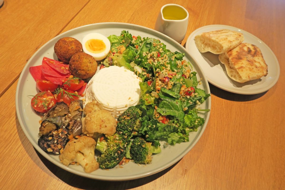 つくりたてリコッタのオールインワンサラダ（自家製フラットブレッド付き）1760円