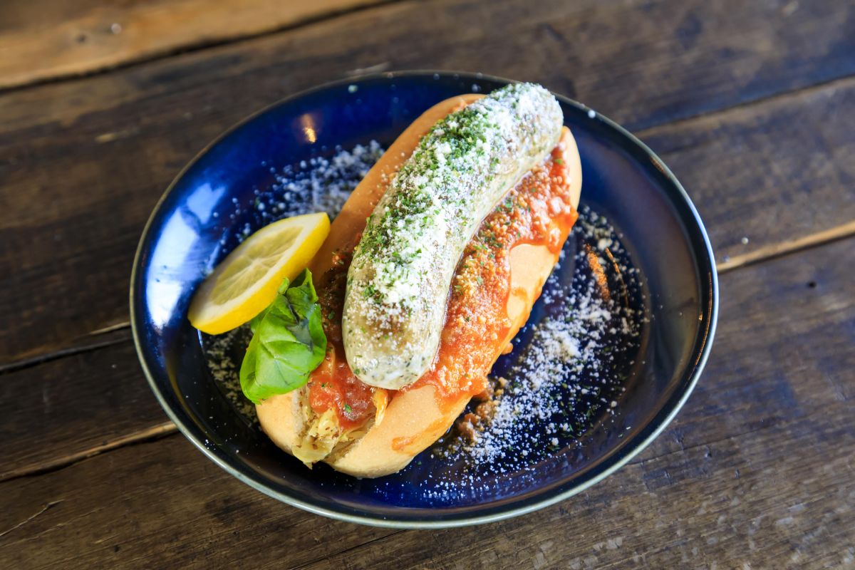 自家製ミートソースがけハーブソーセージのホットドッグ(900円)