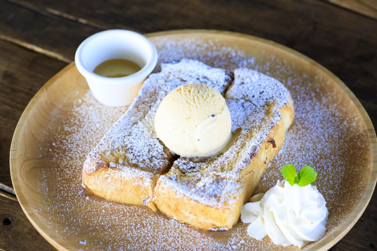 アカシアハニーフレンチトースト＋自家製アイスクリーム(1,200円)