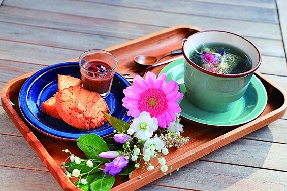 「FLOWER　FIELDプレート（コーヒーor紅茶付き。写真はハーブティー）」（1100円）